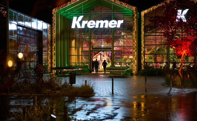 Gartencenter Kremer. Die Naturtalente | Leuchtendes Naturgartencenter in der Abenddämmerung